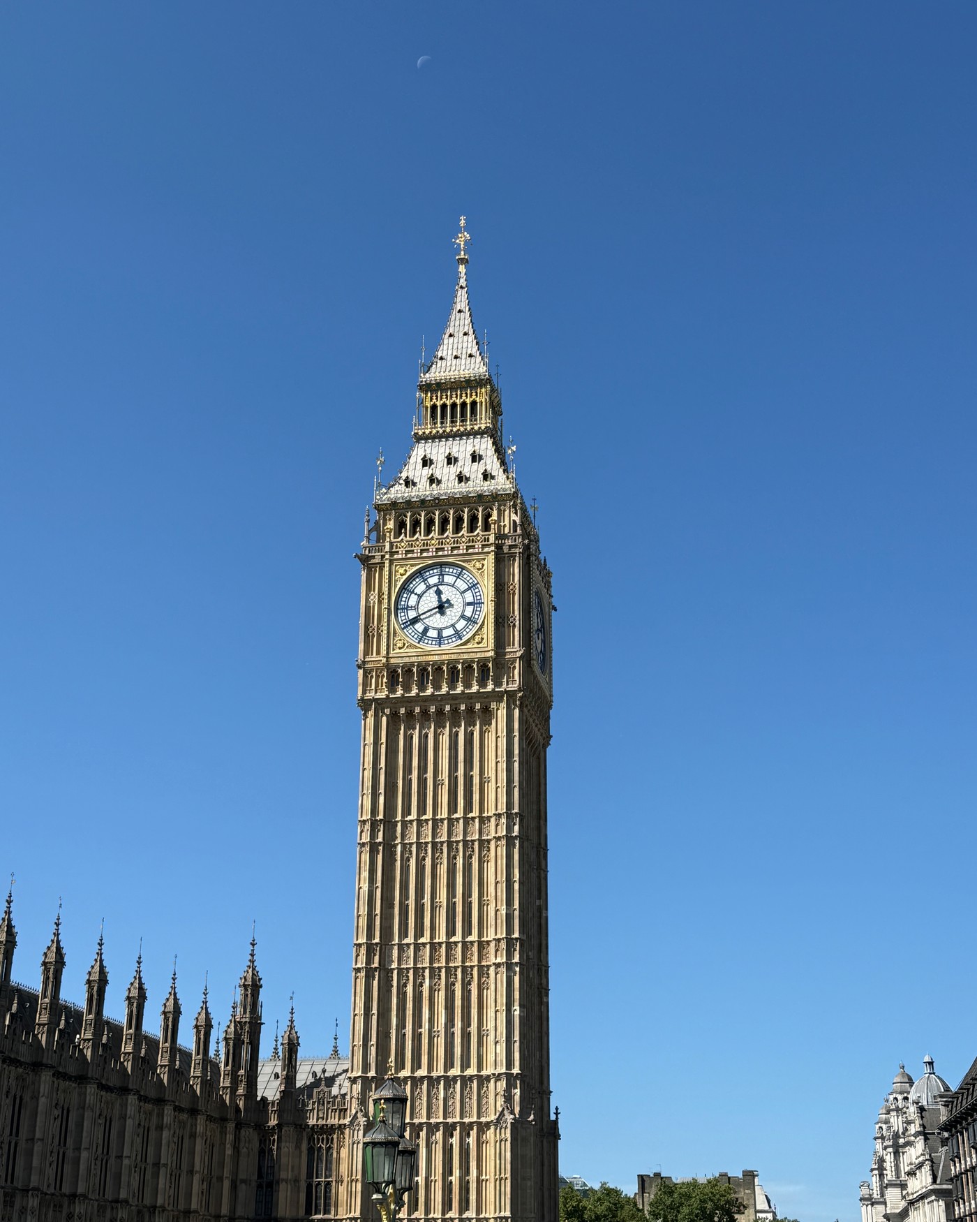 The Elizabeth Tower and Big Ben against a clear blue sky